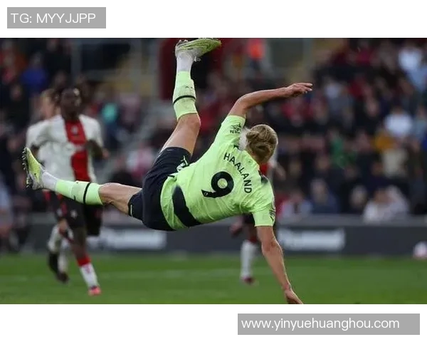 球星足球场上的热血瞬间与甜蜜女友并肩而行的美好时光